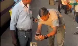 पेमेंट फेल पर स्टेशन पर समोसे वाले ने यात्री को घसीटा - लाइसेंस रद्द