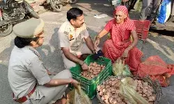 पुलिस का दिवाली गिफ्ट - इंस्पेक्टर ने खरीदे बुजुर्ग अम्मा के सभी दीये