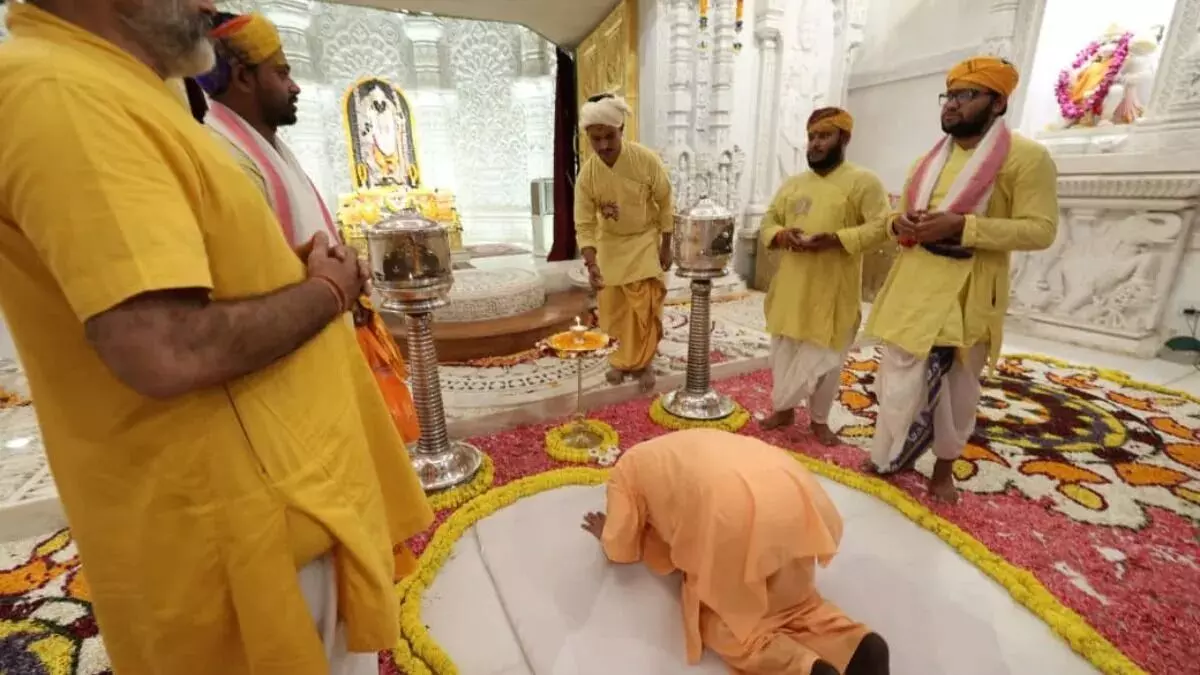 अयोध्या में CM योगी ने हनुमानगढ़ी में की पूजा - रामलला के किए दर्शन अयोध्या में CM योगी ने हनुमानगढ़ी में की पूजा - रामलला के किए दर्शन