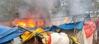 झुग्गी बस्ती में आग लगने से व्यक्ति की हुई मौत- मचा कोहराम झुग्गी बस्ती में आग लगने से व्यक्ति की हुई मौत- मचा कोहराम