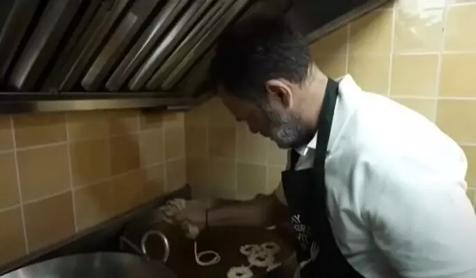 राहुल गांधी ने ऐसे मनाई दीपावली- मिठाई की दुकान पर बनाई इमरती और लड्डू राहुल गांधी ने ऐसे मनाई दीपावली- मिठाई की दुकान पर बनाई इमरती और लड्डू