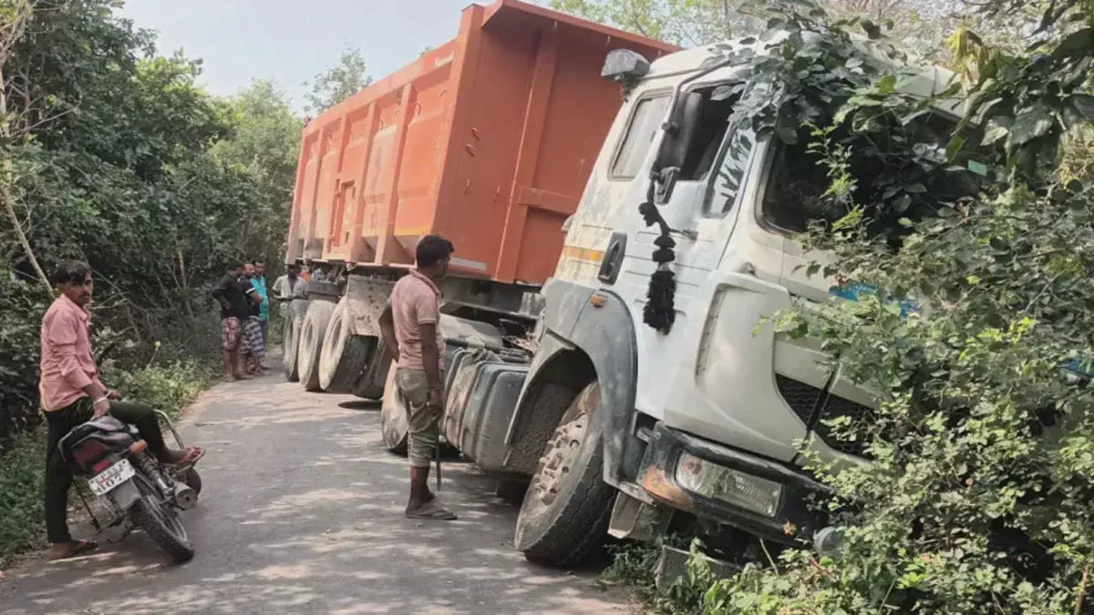 ट्रक-ट्रालर की टक्कर से ट्रक चालक की मौके पर ही हुई मौत