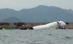 इस देश में बड़ा विमान हादसा - समुद्र में गिरने से दो की मौत