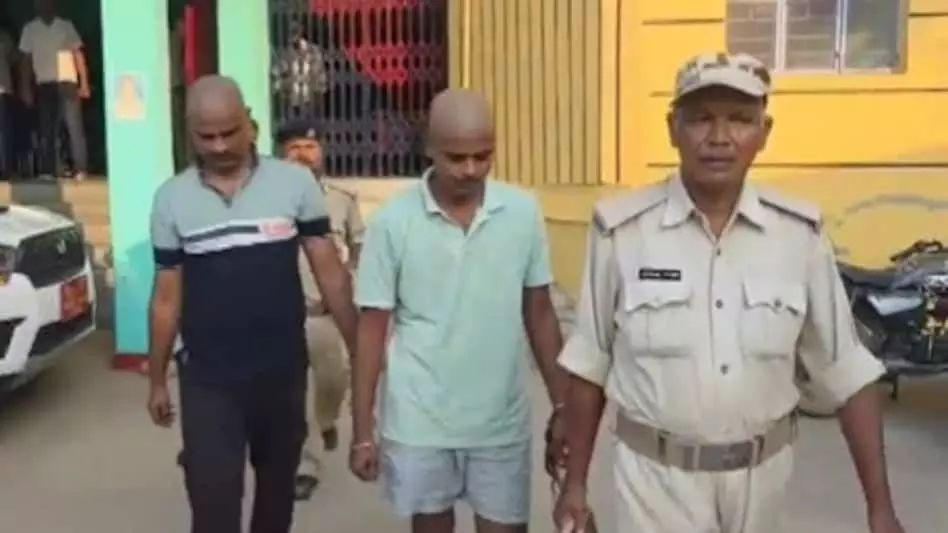 चाय वाले के घर से निकला खजाना - करोड़ों रूपये हुए बरामद