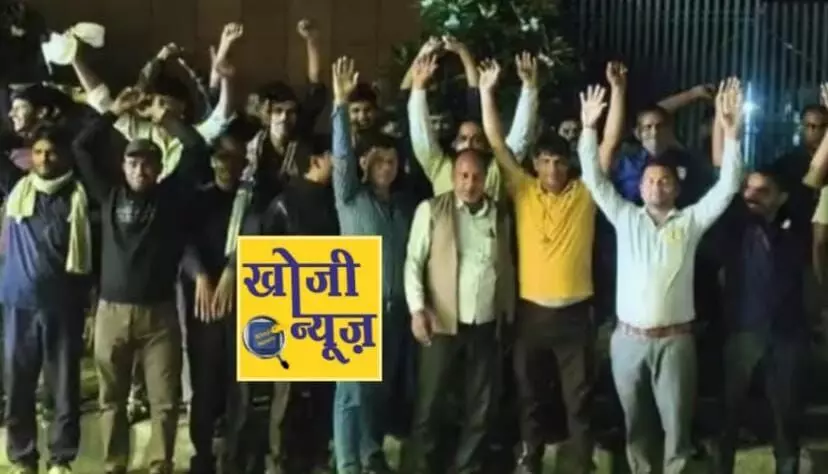 बोनस पर बवाल के बीच टोल दो घंटे रहा फ्री - टोल फ्री निकले वाहन बोनस पर बवाल के बीच टोल दो घंटे रहा फ्री - टोल फ्री निकले वाहन