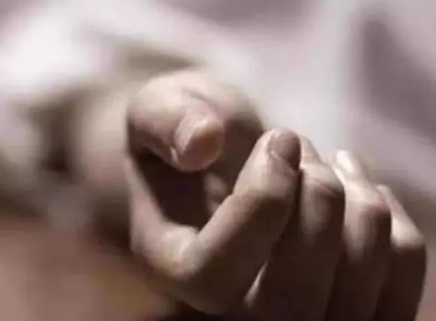 दीपावली पर मचा कोहराम- झालर लगाते चौथी मंजिल से कार पर गिरे टीचर दीपावली पर मचा कोहराम- झालर लगाते चौथी मंजिल से कार पर गिरे टीचर