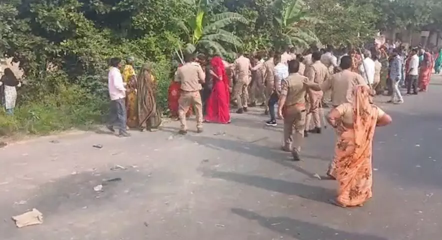 महिला की मौत के बाद बवाल- पुलिस पर पथराव- लाठी फटकार खदेड़ी भीड़