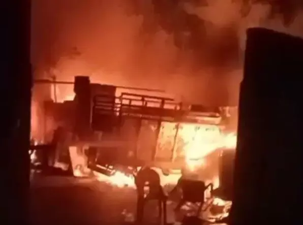 पटाखे की चिंगारी से लगी आग- गाड़ियां एवं लाखों का माल हुआ खाक पटाखे की चिंगारी से लगी आग- गाड़ियां एवं लाखों का माल हुआ खाक