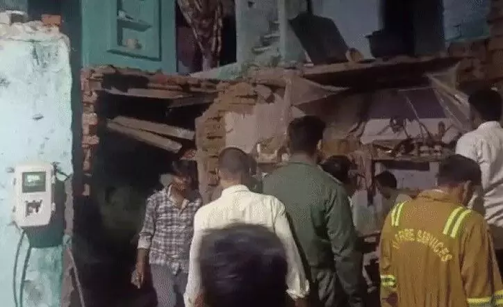 सिलेंडर में ब्लास्ट से दो मंजिला ढहा- आधा दर्जन लोग मलबे में दबे सिलेंडर में ब्लास्ट से दो मंजिला ढहा- आधा दर्जन लोग मलबे में दबे