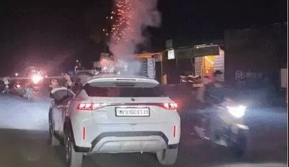 मौत को दावत-चलती कार की छत एवं बाइक पर फोड़े पटाखे- गेट पर लटक.. मौत को दावत-चलती कार की छत एवं बाइक पर फोड़े पटाखे- गेट पर लटक..