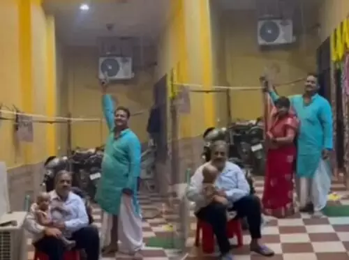 दीपावली पर हुई कमाई से खुश हुए कारोबारी ने पत्नी संग की हर्ष फायरिंग दीपावली पर हुई कमाई से खुश हुए कारोबारी ने पत्नी संग की हर्ष फायरिंग