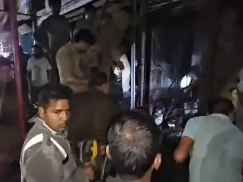 घंटाघर बाजार में लगी आग ने लोगों की सांसें हलक में अटकाई- देखते ही.. घंटाघर बाजार में लगी आग ने लोगों की सांसें हलक में अटकाई- देखते ही..