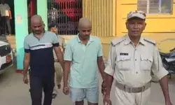 चाय वाले के घर से निकला खजाना - करोड़ों रूपये हुए बरामद चाय वाले के घर से निकला खजाना - करोड़ों रूपये हुए बरामद