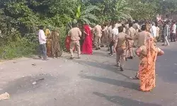 महिला की मौत के बाद बवाल- पुलिस पर पथराव- लाठी फटकार खदेड़ी भीड़