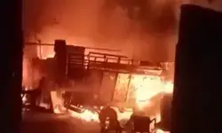 पटाखे की चिंगारी से लगी आग- गाड़ियां एवं लाखों का माल हुआ खाक