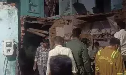 सिलेंडर में ब्लास्ट से दो मंजिला ढहा- आधा दर्जन लोग मलबे में दबे