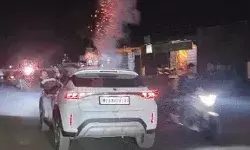 मौत को दावत-चलती कार की छत एवं बाइक पर फोड़े पटाखे- गेट पर लटक.. मौत को दावत-चलती कार की छत एवं बाइक पर फोड़े पटाखे- गेट पर लटक..