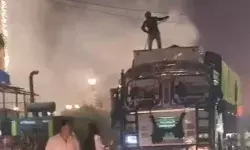 आतिशबाजी की चिंगारी बनी शोला- दो ट्रकों में लगी भयंकर आग