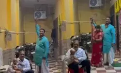 दीपावली पर हुई कमाई से खुश हुए कारोबारी ने पत्नी संग की हर्ष फायरिंग दीपावली पर हुई कमाई से खुश हुए कारोबारी ने पत्नी संग की हर्ष फायरिंग