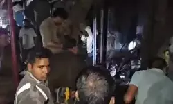 घंटाघर बाजार में लगी आग ने लोगों की सांसें हलक में अटकाई- देखते ही.. घंटाघर बाजार में लगी आग ने लोगों की सांसें हलक में अटकाई- देखते ही..