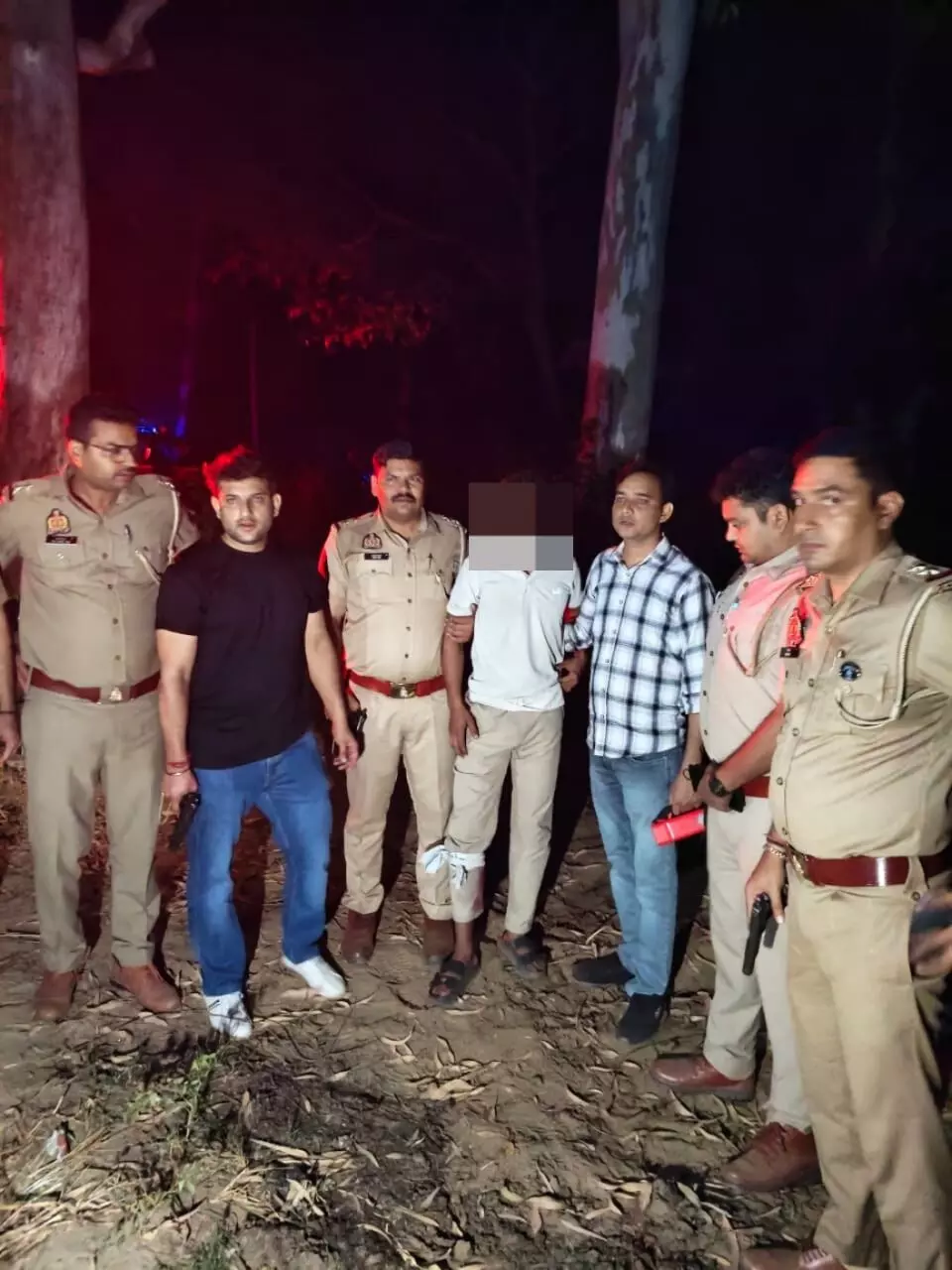 घर से बुलाकर क़त्ल करने वालों के साथ हुई पुलिस की मुठभेड़-1 हुआ लंगड़ा घर से बुलाकर क़त्ल करने वालों के साथ हुई पुलिस की मुठभेड़-1 हुआ लंगड़ा