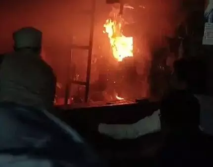 घास मंडी की तीन दुकानों में आग- दमकल ने बरामद किए डेढ़ दर्जन सिलेंडर