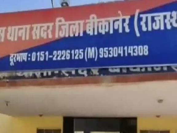 DM आवास के पास लूट- बदमाशों ने लात मार महिला जज को गिराया DM आवास के पास लूट- बदमाशों ने लात मार महिला जज को गिराया