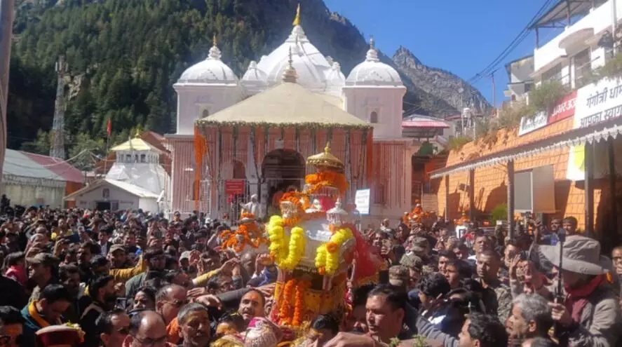 सेना की पारंपरिक धुन के बीच गंगोत्री धाम के कपाट बंद-फूलों से सजा परिसर सेना की पारंपरिक धुन के बीच गंगोत्री धाम के कपाट बंद-फूलों से सजा परिसर