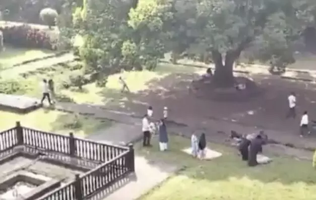 शनिवारवाडा में महिलाओं ने अदा की नमाज- भाजपा नेताओं ने गोमूत्र छिड़का शनिवारवाडा में महिलाओं ने अदा की नमाज- भाजपा नेताओं ने गोमूत्र छिड़का