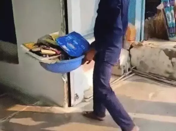 गंदगी देख बिफरे CMO ने BJP नेता के घर फिंकवाया कचरा गंदगी देख बिफरे CMO ने BJP नेता के घर फिंकवाया कचरा