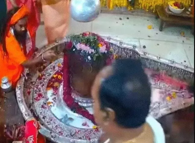 महाकाल मंदिर में पुजारी और संतों की भिड़ंत- गाली गलौज व हाथापाई महाकाल मंदिर में पुजारी और संतों की भिड़ंत- गाली गलौज व हाथापाई