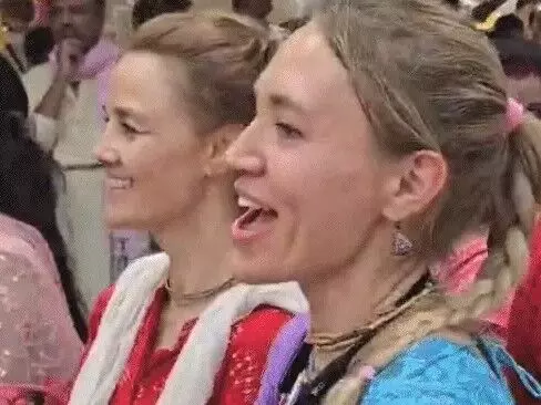 गोवर्धन परिक्रमा को उमड़े भक्त- ढोल मंजीरे पर विदेशी महिलाओं का नृत्य गोवर्धन परिक्रमा को उमड़े भक्त- ढोल मंजीरे पर विदेशी महिलाओं का नृत्य
