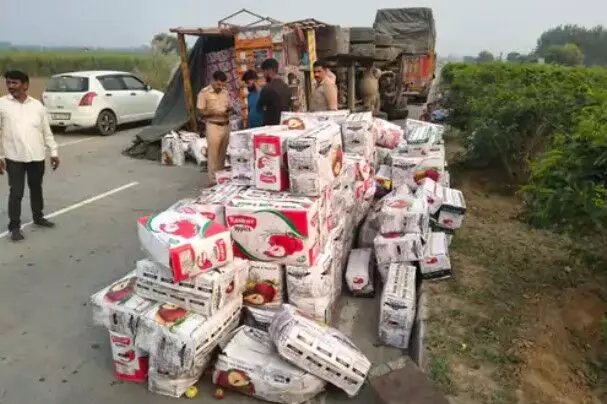 ट्रक पलटने से बाईपास पर ही सजी सेब की मंडी-कश्मीर से बिहार जा रहा.. ट्रक पलटने से बाईपास पर ही सजी सेब की मंडी-कश्मीर से बिहार जा रहा..