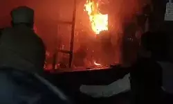 घास मंडी की तीन दुकानों में आग- दमकल ने बरामद किए डेढ़ दर्जन सिलेंडर घास मंडी की तीन दुकानों में आग- दमकल ने बरामद किए डेढ़ दर्जन सिलेंडर