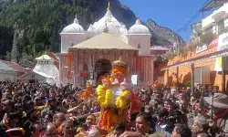 सेना की पारंपरिक धुन के बीच गंगोत्री धाम के कपाट बंद-फूलों से सजा परिसर सेना की पारंपरिक धुन के बीच गंगोत्री धाम के कपाट बंद-फूलों से सजा परिसर