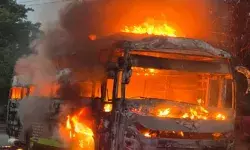 चौराहे पर डग्गामार स्लीपर बस बनी आग का गोला-खिड़की से कूदे पैसेंजर चौराहे पर डग्गामार स्लीपर बस बनी आग का गोला-खिड़की से कूदे पैसेंजर