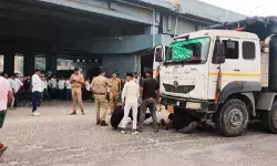 डंपर के नीचे आए दंपति और 1 साल के मासूम के सड़क पर बिखरे चीथड़े डंपर के नीचे आए दंपति और 1 साल के मासूम के सड़क पर बिखरे चीथड़े