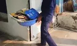 गंदगी देख बिफरे CMO ने BJP नेता के घर फिंकवाया कचरा गंदगी देख बिफरे CMO ने BJP नेता के घर फिंकवाया कचरा