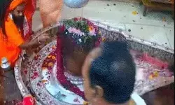 महाकाल मंदिर में पुजारी और संतों की भिड़ंत- गाली गलौज व हाथापाई महाकाल मंदिर में पुजारी और संतों की भिड़ंत- गाली गलौज व हाथापाई