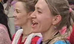 गोवर्धन परिक्रमा को उमड़े भक्त- ढोल मंजीरे पर विदेशी महिलाओं का नृत्य