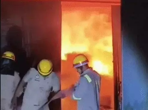 जंक फूड गोदाम में भयंकर आग- चिप्स कुरकुरे जलभूनकर हुए खाक जंक फूड गोदाम में भयंकर आग- चिप्स कुरकुरे जलभूनकर हुए खाक