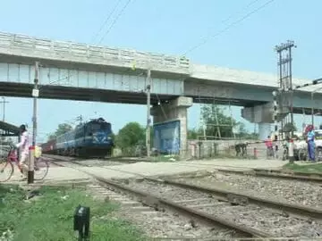 दोस्त को छोड़ने जा रहे दो युवकों की ओवर ब्रिज से नीचे गिरकर मौत