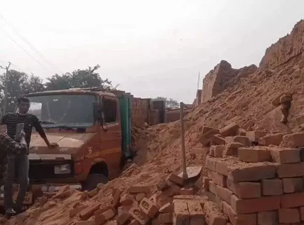 ईंट लोड करते गिरी भट्टे की दीवार-चीखते चिल्लाते 2 की मौत- मलबे.. ईंट लोड करते गिरी भट्टे की दीवार-चीखते चिल्लाते 2 की मौत- मलबे..