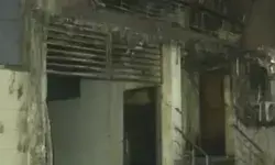मेट्रो सिटी की बहुमंजिला इमारत में आग- बालकनी की फाइबर शीट.. मेट्रो सिटी की बहुमंजिला इमारत में आग- बालकनी की फाइबर शीट..