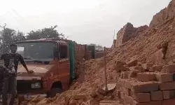 ईंट लोड करते गिरी भट्टे की दीवार-चीखते चिल्लाते 2 की मौत- मलबे.. ईंट लोड करते गिरी भट्टे की दीवार-चीखते चिल्लाते 2 की मौत- मलबे..