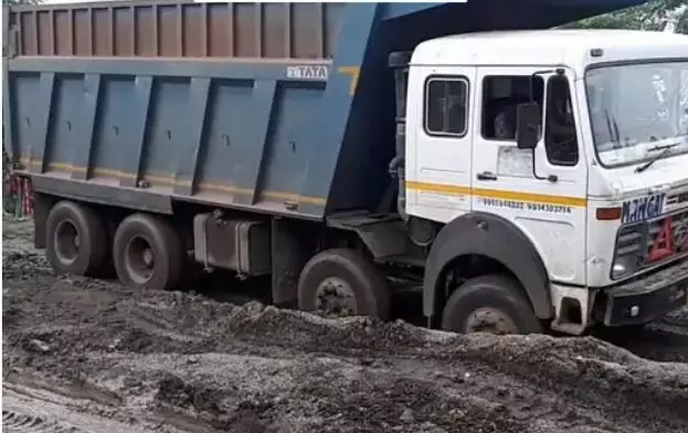 डंपर ड्राइवर को खुद की गाड़ी के नीचे ले गई मौत- डंपर खाली करते समय.. डंपर ड्राइवर को खुद की गाड़ी के नीचे ले गई मौत- डंपर खाली करते समय..