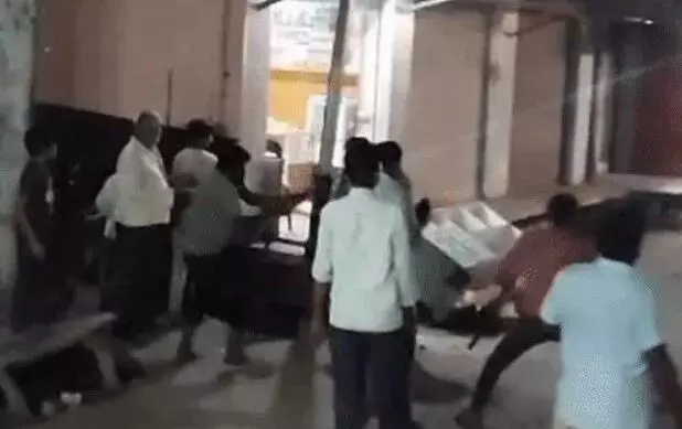 कार ठेले की टक्कर के बाद जमकर बवाल- दो समुदाय हुए आमने सामने