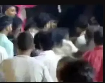 मूर्ति विसर्जन के दौरान चाकूबाजी- अचानक से आरोपी ने किया अटैक मूर्ति विसर्जन के दौरान चाकूबाजी- अचानक से आरोपी ने किया अटैक