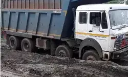 डंपर ड्राइवर को खुद की गाड़ी के नीचे ले गई मौत- डंपर खाली करते समय.. डंपर ड्राइवर को खुद की गाड़ी के नीचे ले गई मौत- डंपर खाली करते समय..