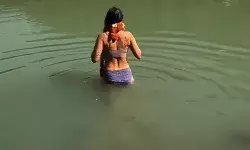 फोटो एवं REEL के लिए विदेशी महिला ने उतार फेंकी लाज- अब हो रही ट्रोल फोटो एवं REEL के लिए विदेशी महिला ने उतार फेंकी लाज- अब हो रही ट्रोल